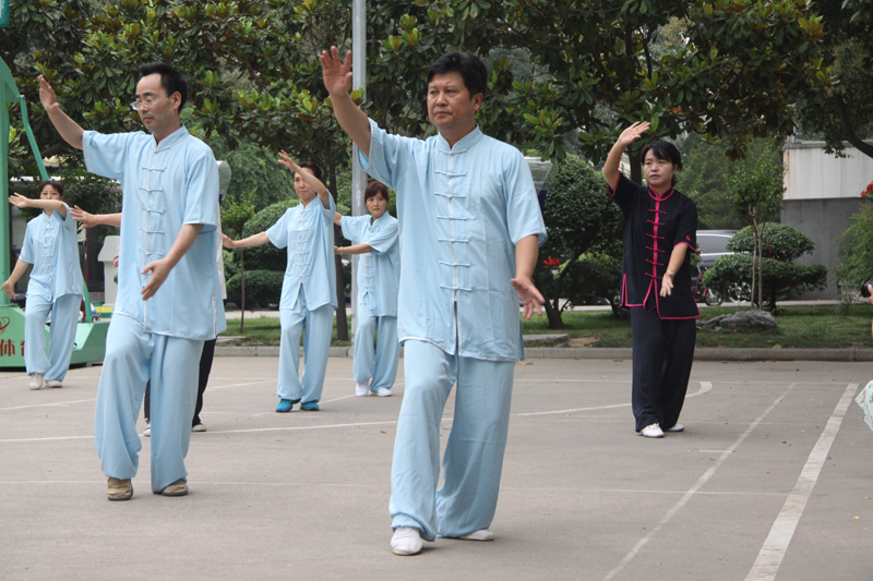 聘請陳式太極拳知名教練教學，開展太極拳興趣小組活動。